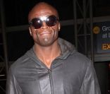Seal se rend à l\'aéroport de Los Angeles pour prendre un vol en direction de Sydney. Avril 2012