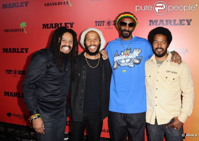 Rohan et Ziggy Marley, Snoop Dogg et Robert Marley à la première du film Marley à Los Angeles le 17 avril 2012