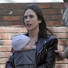 La petite Agnès dans les bras de sa maman Jennifer Connelly  à New York le 2 avril 2012