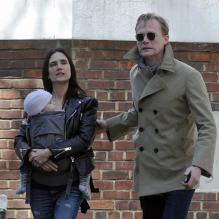 Jennifer Connelly et son mari Paul Bettany se promènent avec leur fille Agnès, à New York le 2 avril 2012