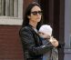 Jennifer Connelly avec sa fille Agnès dans les bras, à New York le 2 avril 2012