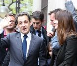Nicolas Sarkozy et Carla Bruni ont voté au lycée Jean de la fontaine dans le XVIe arrondissement de Paris, le 6 mai 2012.
