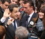 Nicolas Sarkozy et Carla Bruni ont été très bien accueillis au lycée Jean de la fontaine où ils ont voté dans le XVIe arrondissement de Paris, le 6 mai 2012.