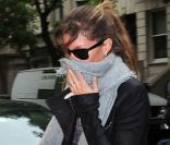 Gisele Bündchen, camouflée derrière son écharpe, arbore les rues new-yorkaises avec style, habillée d\'une veste en cuir, d\'un slim noir et de baskets Isabel Marant. Le 7 mai 2012.