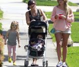 Jamie Lynn Spears se promène à West Hollywood avec sa fille Maddie, trois ans et demi, et sa maman Lynne, le dimanche 6 mai .