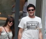 Lea Michele et Cory Monteith se promènent main dans la main dans les rues de New York, le 16 mai 2012.
