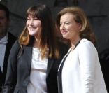Carla Bruni-Sarkozy et Valérie Trierweiler sur le perron de l\'Elysée lors de la passation de pouvoir entre Nicolas Sarkozy et François Hollande, le 15 mai 2012.