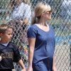 Reese Witherspoon, bien enceinte et toujours m�re poule pour son fils sportif