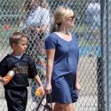 Reese Witherspoon, bien enceinte et toujours mère poule pour son fils sportif