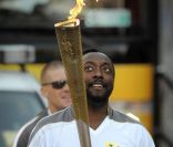 Will.i.am participe au relais olympique en portant la flamme olympique et le numéro 109 le 21 mai 2012 dans les rues de Tauton dans le Somerset