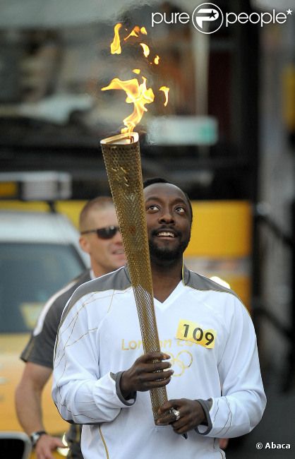 Will.i.am participe au relais olympique en portant la flamme olympique et le numéro 109 le 21 mai 2012 dans les rues de Tauton dans le Somerset