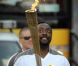 Will.i.am participe au relais olympique en portant la flamme olympique et le numéro 109 le 21 mai 2012 dans les rues de Tauton dans le Somerset