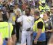 Will.i.am participe au relais olympique en portant la flamme olympique et le numéro 109 le 21 mai 2012 dans les rues de Tauton dans le Somerset