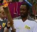 Will.i.am porte la flamme olympique dans les rues de Tauton dans le Somerset le 21 mai 2012
