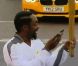 Will.i.am porte la flamme olympique dans les rues de Tauton dans le Somerset le 21 mai 2012