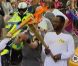 Will.i.am porte la flamme olympique dans les rues de Tauton dans le Somerset le 21 mai 2012