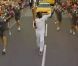 Will.i.am porte la flamme olympique dans les rues de Tauton dans le Somerset le 21 mai 2012
