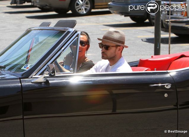 Justin Timberlake et sa fiancée Jessica Biel se baladent dans une superbe Pontiac, dans les rues de Los Angeles le 22 mai 2012