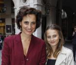 Inès de la Fressange et sa fille Violette à la dernière représentation du  Dindon , au théâtre Edouard-VII, à Paris, le 22 mai 2012.