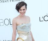 Milla Jovovich adopte une robe fendue Atelier Versace au gala de L\'amfAR à Antibes pendant le Festival de Cannes 2012. Le 24 mai 2012