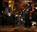 Johnny Hallyday se produit au premier étage de la tour Eiffel à l\'occasion de l\'enregistrement du concert privé <em>Live</em><span class=st><em>@Home</em>, le samedi 3 décembre 2011.</span>