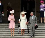 Kate Middleton a fait équipe avec le prince Charles et Camilla Parker Bowles lors de la deuxième garden party à Buckingham Palace, le 29 mai 2012, dans le cadre des célébrations du jubilé de diamant de la reine Elizabeth II. La duchesse de Cambridge 