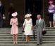 Kate Middleton a fait équipe avec le prince Charles et Camilla Parker Bowles lors de la deuxième garden party à Buckingham Palace, le 29 mai 2012, dans le cadre des célébrations du jubilé de diamant de la reine Elizabeth II. La duchesse de Cambridge porte la même robe Emilia Wickstead que précédemment pour le déjeuner de la souveraine à Windsor, le 18 mai, et un chapeau Jane Corbett.