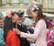  Il y avait la queue pour rencontrer Kate... 
 Kate Middleton lors de la deuxième garden party à Buckingham Palace, le 29 mai 2012, dans le cadre des célébrations du jubilé de diamant de la reine Elizabeth II. La duchesse de Cambridge porte la même robe Emilia Wickstead que précédemment pour le déjeuner de la souveraine à Windsor, le 18 mai, et un chapeau Jane Corbett. 