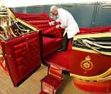 Aux écuries royales, on bichonne le State Landau pour le jubilé de diamant de la reine Elizabeth II.