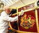 Aux écuries royales, on bichonne le State Landau pour le jubilé de diamant de la reine Elizabeth II.