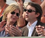 Michèle Laroque et François Baroin dans les tribunes du court Suzanne-Lenglen, à Roland-Garros, le 2 juin 2012.