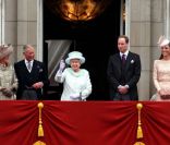 La reine Elizabeth II est apparue le 5 juin 2012 vers 15h25 au balcon de Buckingham Palace face au Mall avec le prince Charles, Camilla Parker Bowles, le prince William, Kate Middleton et le prince Harry, en conclusion du ''central week-end'' de son jubilé de diamant.