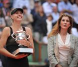  Monica Seles, qui sait ce qu'il en coûte de revenir au haut niveau après une blessure, a remis la coupe Suzanne Lenglen à Maria Sharapova. 
 Maria Sharapova a remporté samedi 9 juin 2012 Roland-Garros pour la première fois de sa carrière, aux dépens de l'Italienne Sara Errani. La Russe devient seulement la 6e joueuse de l'ère Open à s'être imposée dans chacun des Majeurs du circuit. 