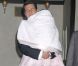 Tom Cruise quitte son hôtel de New York le 12 juin avec sa fille Suri.
