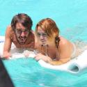 Miley Cyrus : Dans une piscine avec un autre homme, où est le problème ?