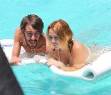 Miley Cyrus dans une piscine à Miami avec son ami Cheyne, le mercredi 13 juin 2012.