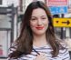 Photo exclusive : Kelly Brook à Londres, habillée d'un T-shirt destroy zébré, d'un pantalon rose et de sandales nude. Le 14 juin 2012.