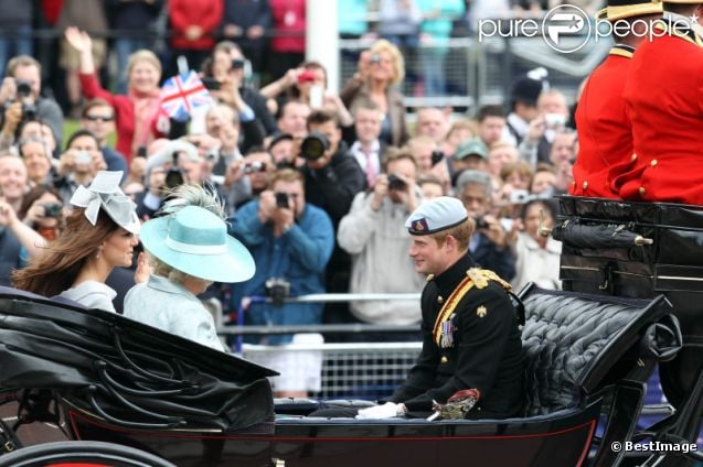 CASA REAL BRITÁNICA - Página 29 876218-la-duchesse-de-cornouailles-camilla-637x0-2