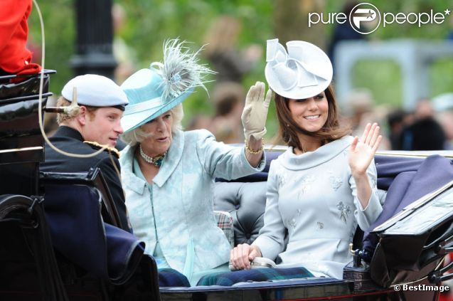 CASA REAL BRITÁNICA - Página 29 876229-la-duchesse-de-cornouailles-camilla-637x0-2