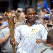Didier Drogba en porteur de la flamme olympique le 23 mai 2012 à Swindon