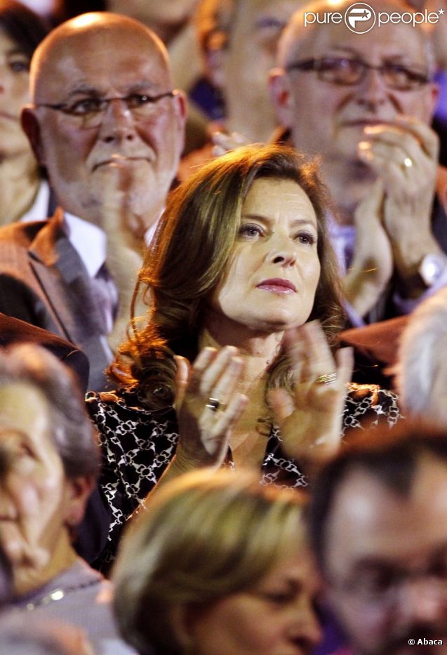 Valérie Trierweiler assiste aux retrouvailles de son compagnon François Hollande et de Ségolène Royal au meeting de Rennes, le 4 avril 2012.