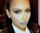 Kim Kardashian arbore un tattoo damier pour lèvres.