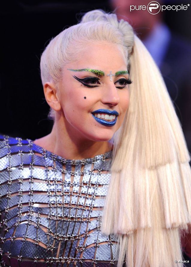 Lady Gaga offre des lèvres bleu métallique à son public lors des European Music Awards, en 2011.