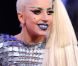 Lady Gaga offre des lèvres bleu métallique à son public lors des European Music Awards, en 2011.