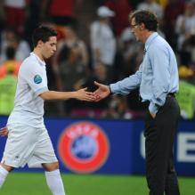 Samir Nasri et Laurent Blanc lors de la défaite de l'équipe de France en quart de finale de l'Euro 2012 face à l'Espagne (2-0) le 23 juin 2012 à Donetsk