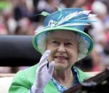 Elizabeth II : Royale et souriante sous les yeux de Lara Stone et Kelly Brook