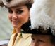 Kate Middleton observe le costume de la princesse Anne, chevalier de l'ordre du Chardon. En présence de Kate Middleton, le prince William (tous deux connus sous le titre de comte et comtesse de Strathearn en Ecosse) a été fait le 5 juillet 2012 chevalier de l'ordre du Chardon en la cathédrale Saint Gilles d'Edimbourg, comme décidé par Elizabeth II au mois de mai en cadeau pour les 30 ans de son petit-fils.