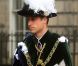 Le prince William dans son habit de chevalier de l'ordre du Chardon. En présence de Kate Middleton, le prince William (tous deux connus sous le titre de comte et comtesse de Strathearn en Ecosse) a été fait le 5 juillet 2012 chevalier de l'ordre du Chardon en la cathédrale Saint Gilles d'Edimbourg, comme décidé par Elizabeth II au mois de mai en cadeau pour les 30 ans de son petit-fils.