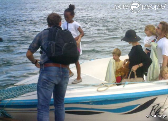 Brad Pitt, Angelina Jolie et leurs enfants Zahara, Shiloh, Vivienne et Knox sur les îles Galapagos le 23 avril 2012