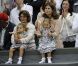 Les jumelles Myla et Charlene, avec leur maman Mirka, n'ont rien manqué du retour de leur papa Roger Federer au sommet de Wimbledon et de l'ATP, dimanche 8 juillet 2012 à Londres.